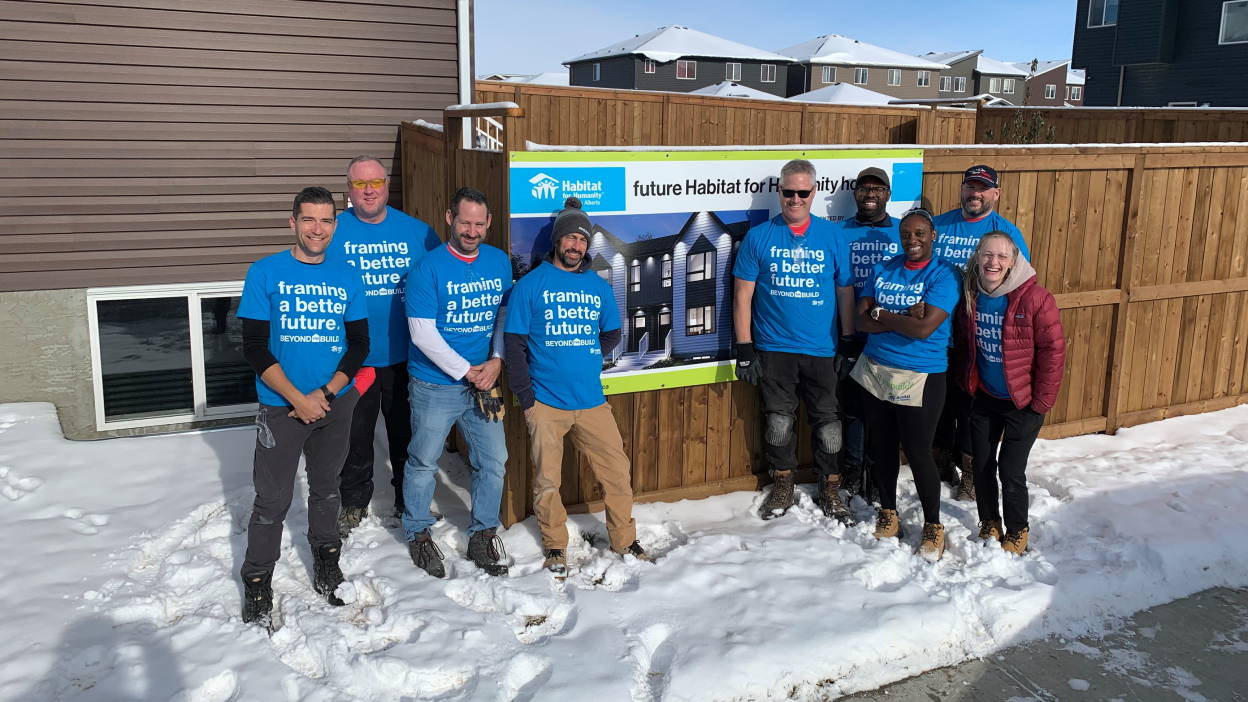 Un groupe d’employés de Honda faisant du bénévolat à l’extérieur en hiver.