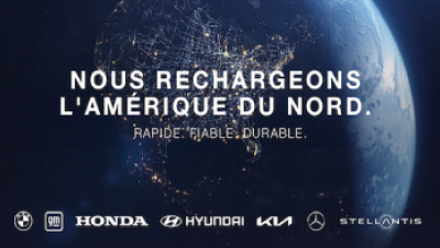 L’image du contour illuminé de l’Amérique du Nord vu de l’espace. Le texte sur l’image se lit « Nous rechargeons l’Amérique du Nord » et les logos des marques sont illustrés.