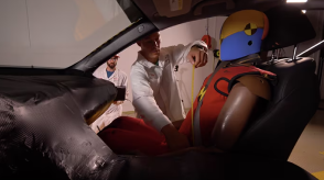 Une image en gros plan d’un mannequin d’essai de collision au début d’une vidéo.